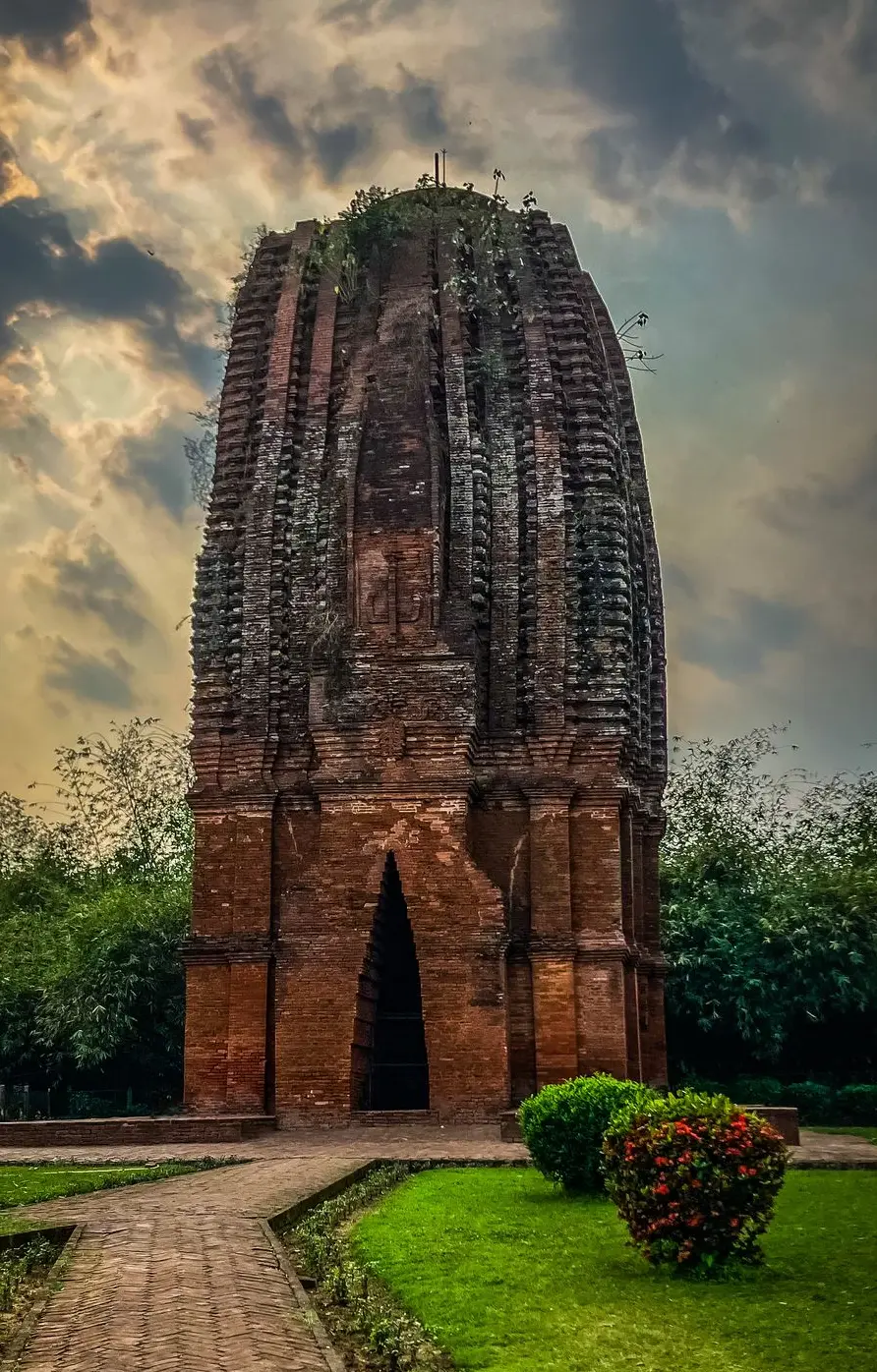 Sat Deule, Memari