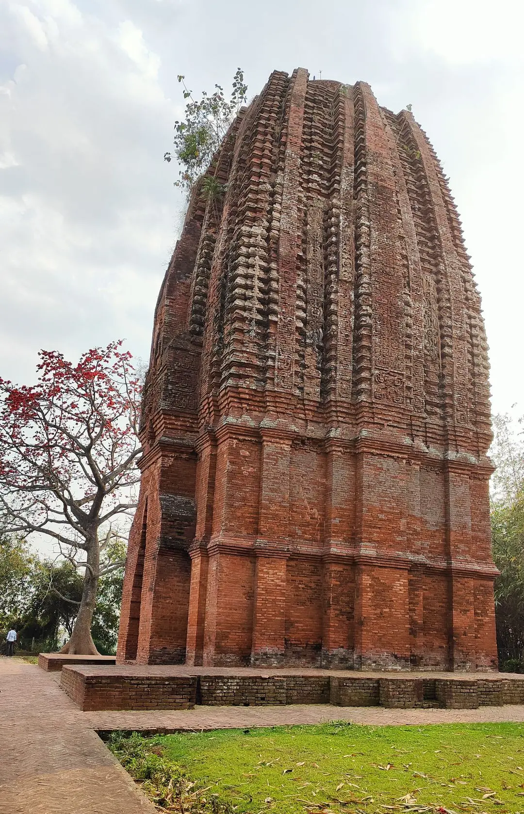 Sat Deule, Memari