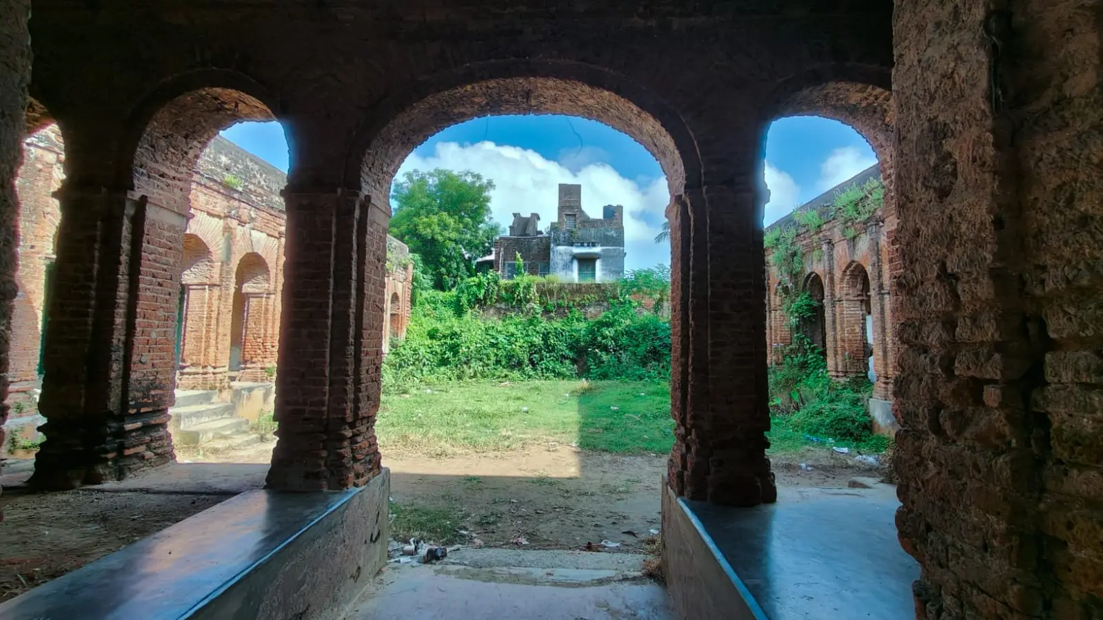 Nandi Kachhari Bari