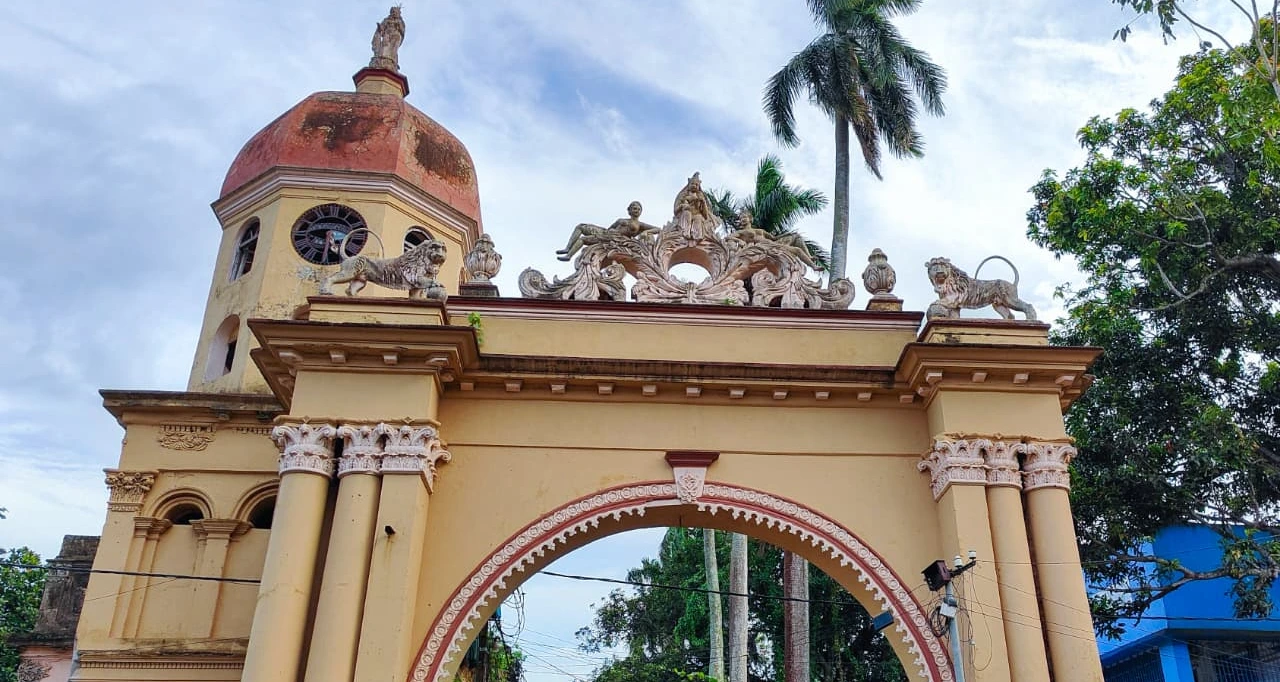 Dasghara Roy Jamidar Bari gate and clock tower